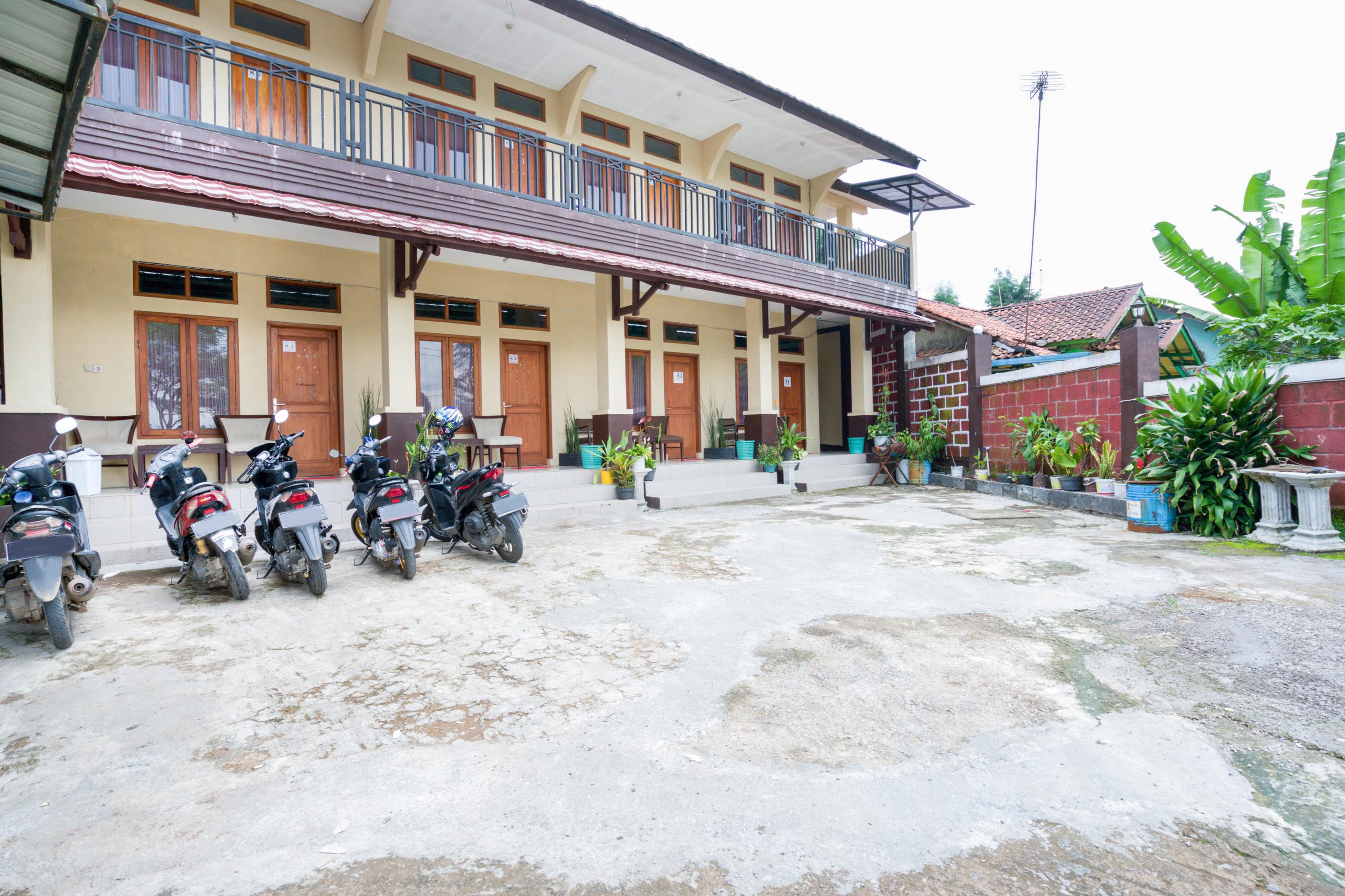 Super Oyo 2961 Artana Bed & Breakfast Palayangan Exterior photo